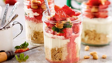 Erdbeertrifle mit Salted Peanuts Rezept - Foto: House of Food / Bauer Food Experts KG