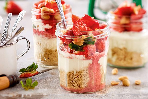 Erdbeertrifle mit Salted Peanuts Rezept Erdbeertrifle mit Salted Peanuts Rezept
