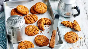 Diverse Erdnuss-Cookies auf einem mit Pergament ausgelegten Aluminium-Tablett - Foto: Are Media Syndication 