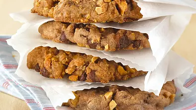 Erdnuss-Cookies mit Schokotröpfchen Rezept - Foto: LECKER @ Bauer Media Group