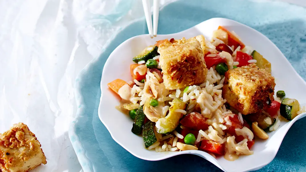Erdnuss-Gemüse-Reis mit Tofu Rezept - Foto: LECKER @ Bauer Media Group Erdnuss-Gemüse-Reis mit Tofu Rezept - Foto: LECKER @ Bauer Media Group
