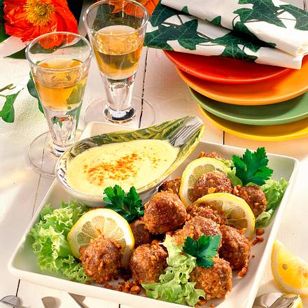 Erdnuß-Hackbällchen mit Curry-Dip Rezept Erdnuß-Hackbällchen mit Curry-Dip Rezept