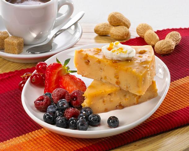 Erdnuss-Karamell-Schnitten mit marinierten Beeren Rezept Erdnuss-Karamell-Schnitten mit marinierten Beeren Rezept