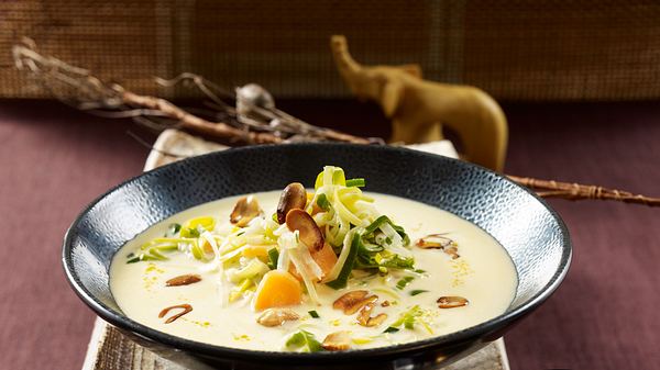 Erdnuss-Kokossuppe mit Möhren und Porree Rezept - Foto: House of Food / Bauer Food Experts KG