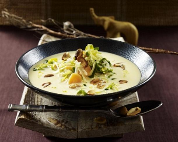 Erdnuss-Kokossuppe mit Möhren und Porree Rezept Erdnuss-Kokossuppe mit Möhren und Porree Rezept