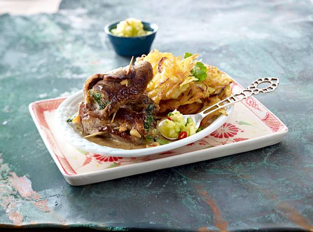 Erdnuss-Roastbeefröllchen mit Rösti und Ananas-Gurken-Salsa Rezept Erdnuss-Roastbeefröllchen mit Rösti und Ananas-Gurken-Salsa Rezept