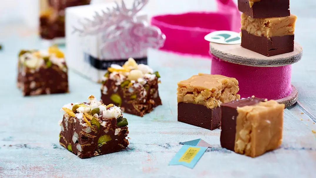 Erdnuss-Schoko-Fudge und Rocky Road Fudge Rezept - Foto: LECKER @ Bauer Media Group Erdnuss-Schoko-Fudge und Rocky Road Fudge Rezept - Foto: LECKER @ Bauer Media Group
