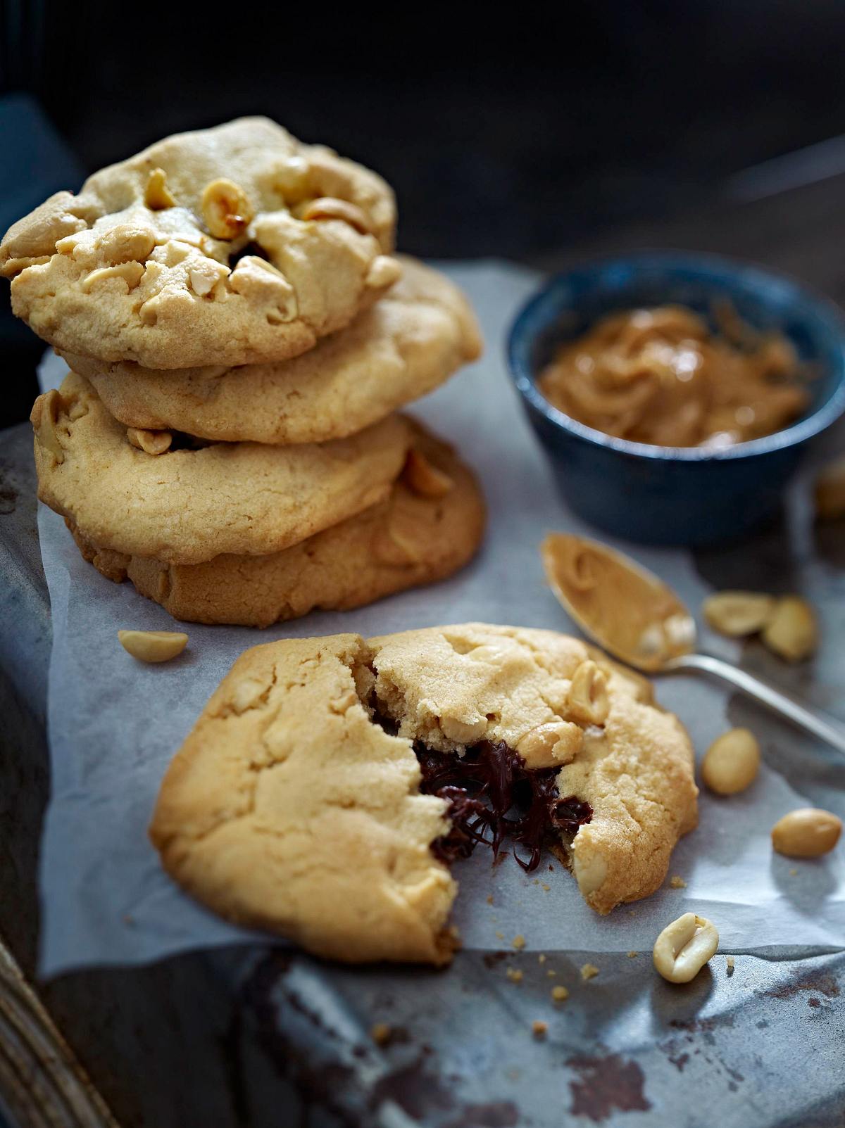 Erdnussbutter-Cookies mit salzigen Erdnüssen und Schokokern Rezept