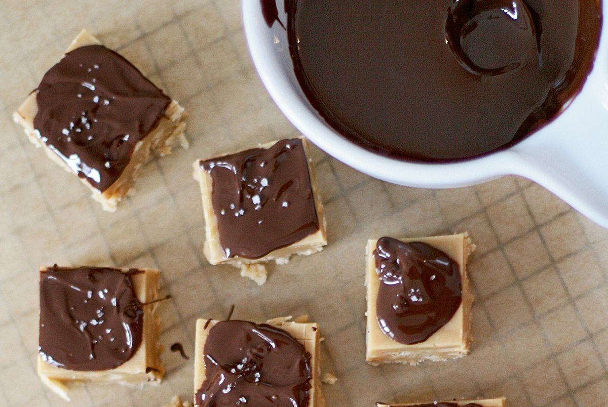 Erdnussbutter-Fudge mit Schokoladentopping und Fleur de Sel Rezept