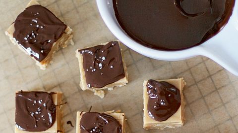 Erdnussbutter-Fudge mit Schokoladentopping und Fleur de Sel Rezept - Foto: House of Food / Bauer Food Experts KG