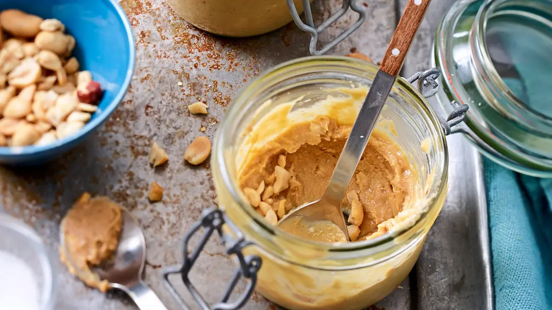 Erdnussbutter mit Stückchen Rezept - Foto: LECKER @ Bauer Media Group Erdnussbutter mit Stückchen Rezept - Foto: LECKER @ Bauer Media Group