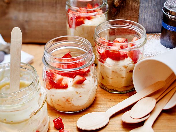 Erdnusspudding mit Erdbeeren Rezept