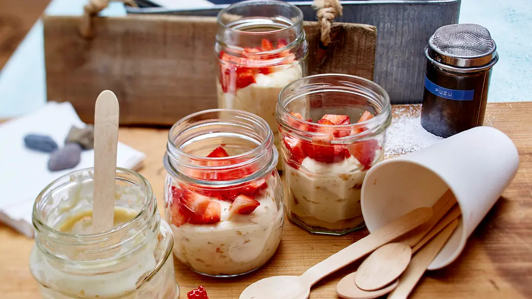 Erdnusspudding mit Erdbeeren Rezept - Foto: LECKER @ Bauer Media Group Erdnusspudding mit Erdbeeren Rezept - Foto: LECKER @ Bauer Media Group