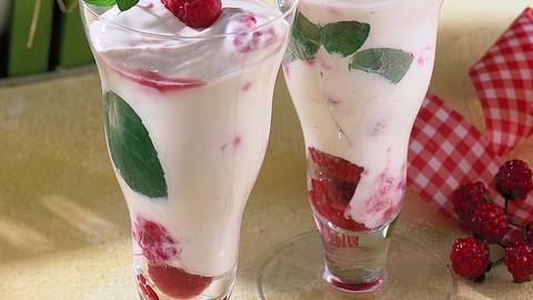 Erfrischende Buttermilch-Himbeercreme Rezept - Foto: House of Food / Bauer Food Experts KG