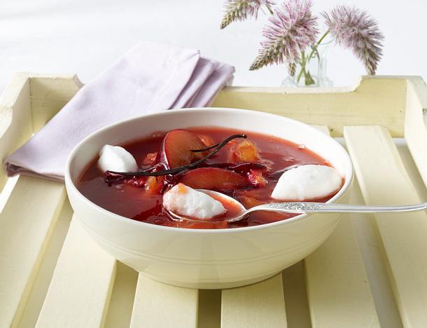 Erfrischende Pflaumensuppe mit Schneeklößchen Rezept Erfrischende Pflaumensuppe mit Schneeklößchen Rezept