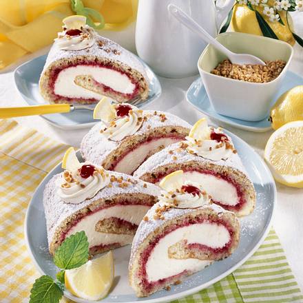 Erfrischende Zitronenrolle mit Krokant Rezept Erfrischende Zitronenrolle mit Krokant Rezept