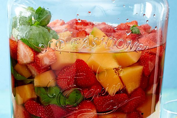 Erfrischendes Wasser: Erdbeer-Basilikum Rezept Erfrischendes Wasser: Erdbeer-Basilikum Rezept