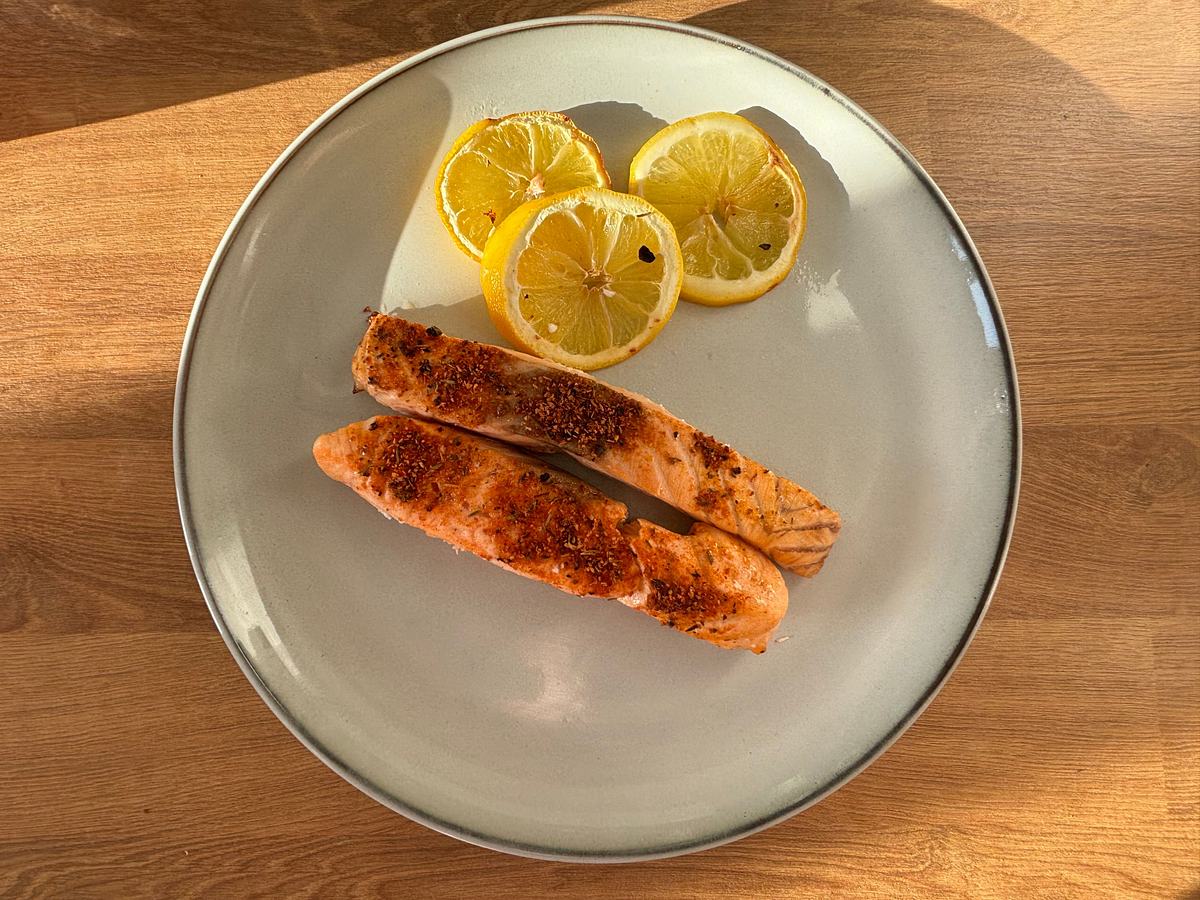 Lachsfilet und Zitronen aus dem Airfryer