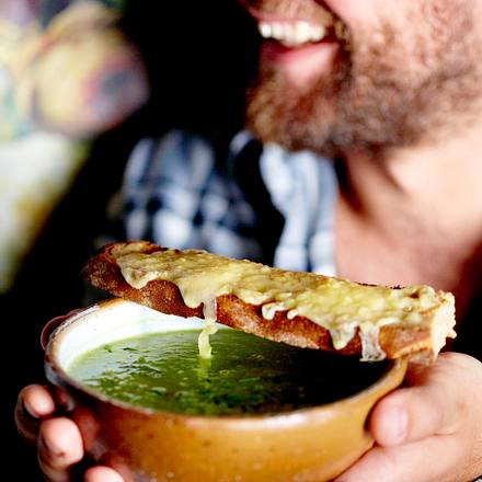 Erwtensoep mit cheesy Brotstangen Rezept Erwtensoep mit cheesy Brotstangen Rezept