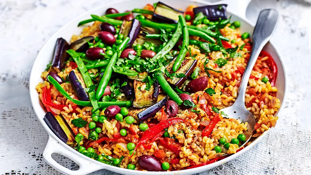 „Es grünt so grün“-Paella mit Erbsen und Bohnen Rezept - Foto: Are Media Syndication „Es grünt so grün“-Paella mit Erbsen und Bohnen Rezept - Foto: Are Media Syndication