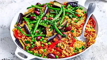 „Es grünt so grün“-Paella mit Erbsen und Bohnen Rezept - Foto: Are Media Syndication „Es grünt so grün“-Paella mit Erbsen und Bohnen Rezept - Foto: Are Media Syndication