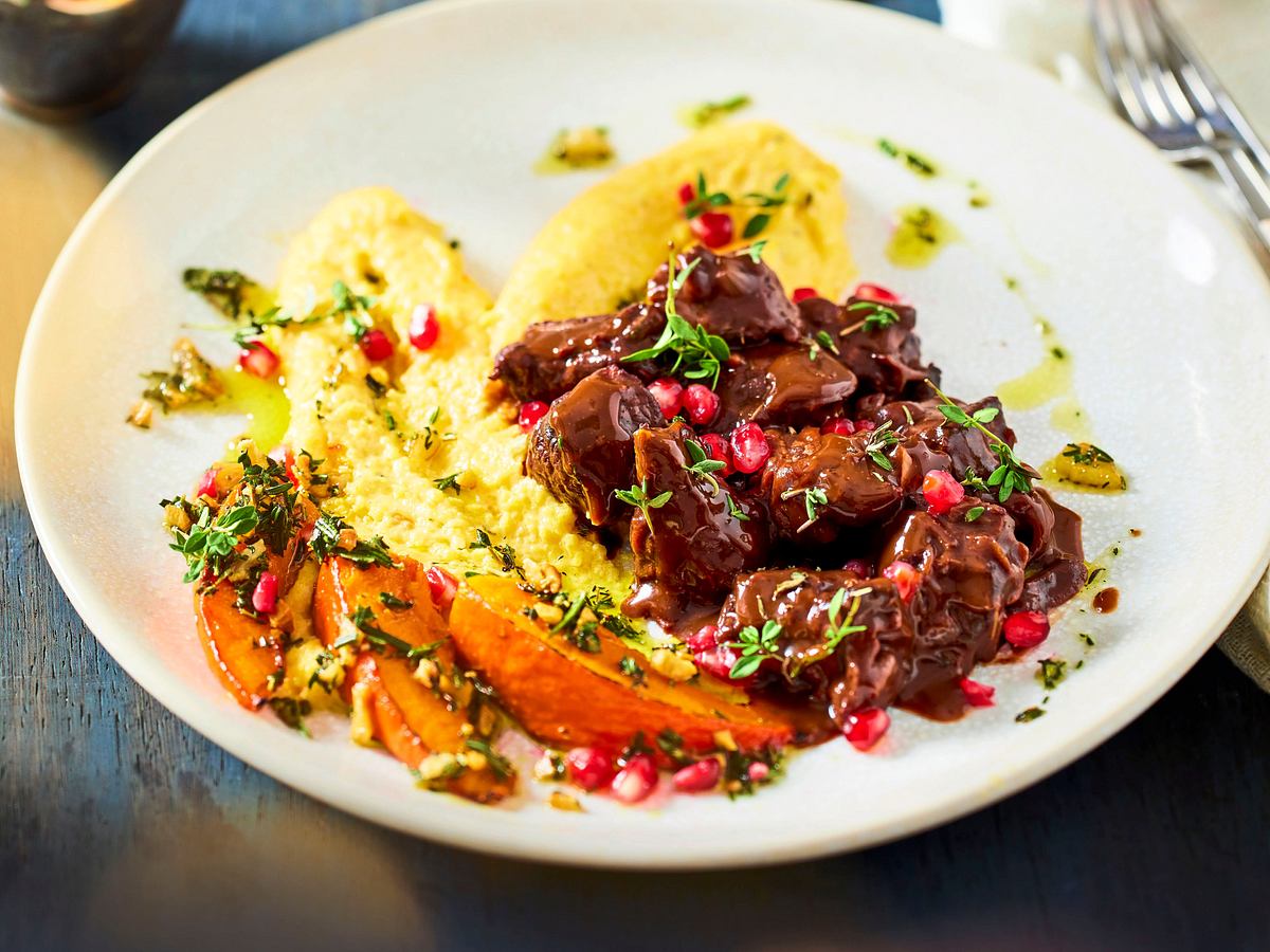 Espresso-Gulasch mit Kürbisspalten Rezept