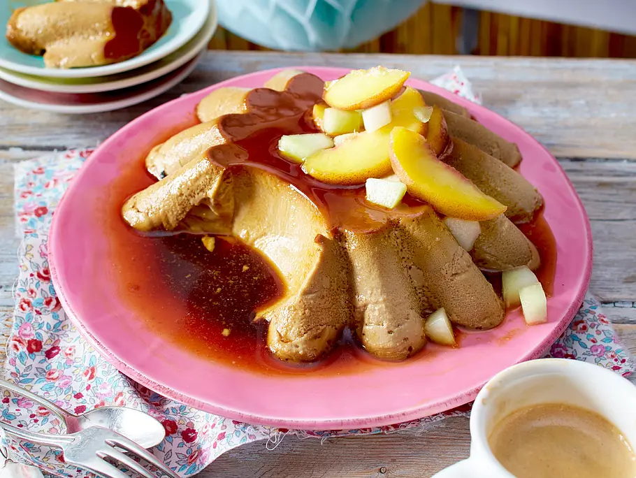 Espressoflan mit Pfirsich-Melonen-Salat Rezept