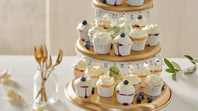 DIY-Etagere mit Cupcakes - Foto: LECKER @ Bauer Media Group DIY-Etagere mit Cupcakes - Foto: LECKER @ Bauer Media Group