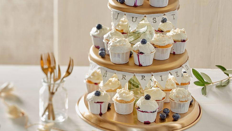 DIY-Etagere mit Cupcakes - Foto: House of Food / Bauer Food Experts KG