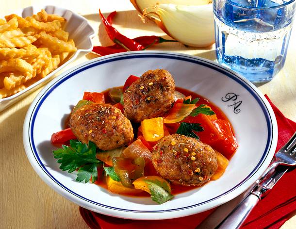 Ćevapčići mit Pommes und Paprikasoße Rezept Ćevapčići mit Pommes und Paprikasoße Rezept