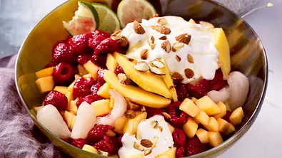 Exotisches Tuttifrutti mit Kokosjoghurtcreme Rezept - Foto: LECKER @ Bauer Media Group