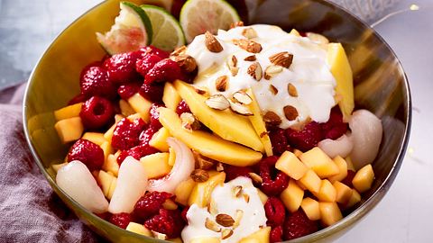 Exotisches Tuttifrutti mit Kokosjoghurtcreme Rezept - Foto: House of Food / Bauer Food Experts KG