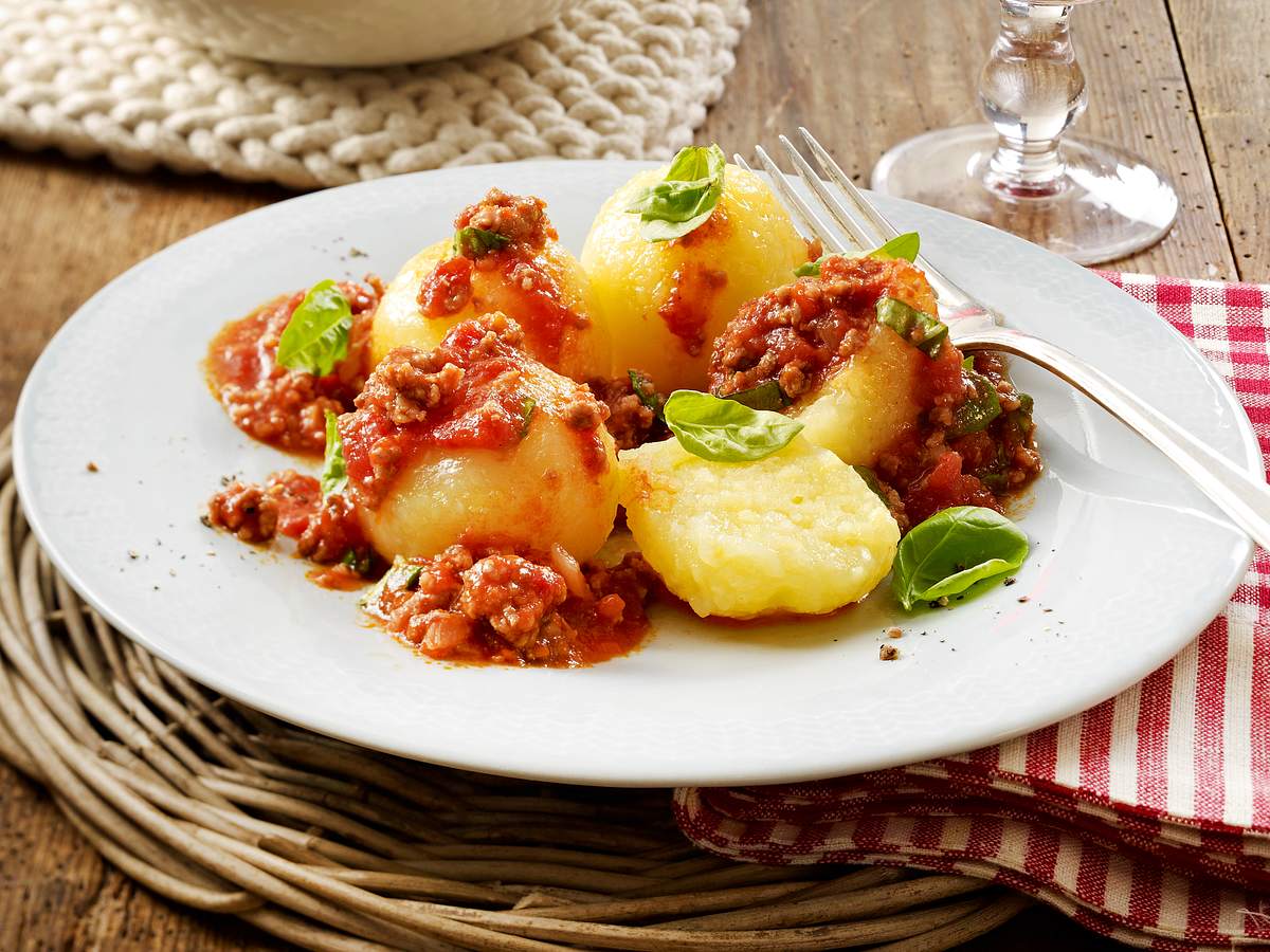 Express-Knödel mit Basilikum-Bolognese Rezept