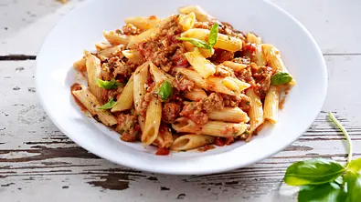 Express-Penne mit Bratwurst-Bolo Rezept - Foto: LECKER @ Bauer Media Group