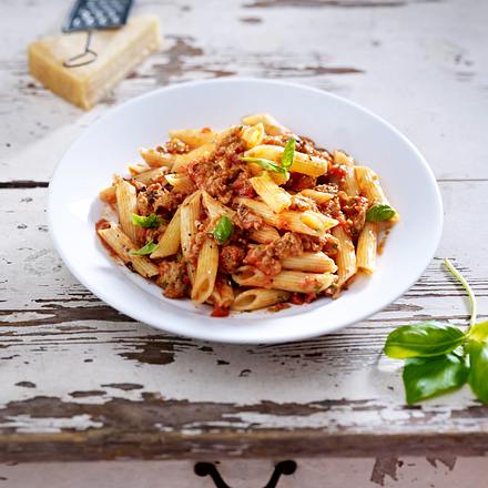 Express-Penne mit Bratwurst-Bolo Rezept | LECKER