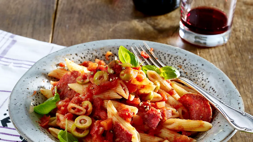 Express-Penne mit Oliven-Tomatensoße Rezept - Foto: LECKER @ Bauer Media Group Express-Penne mit Oliven-Tomatensoße Rezept - Foto: LECKER @ Bauer Media Group