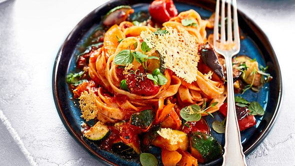 Express-Tagliatelle mit Parmesan-Chips Rezept - Foto: House of Food / Bauer Food Experts KG