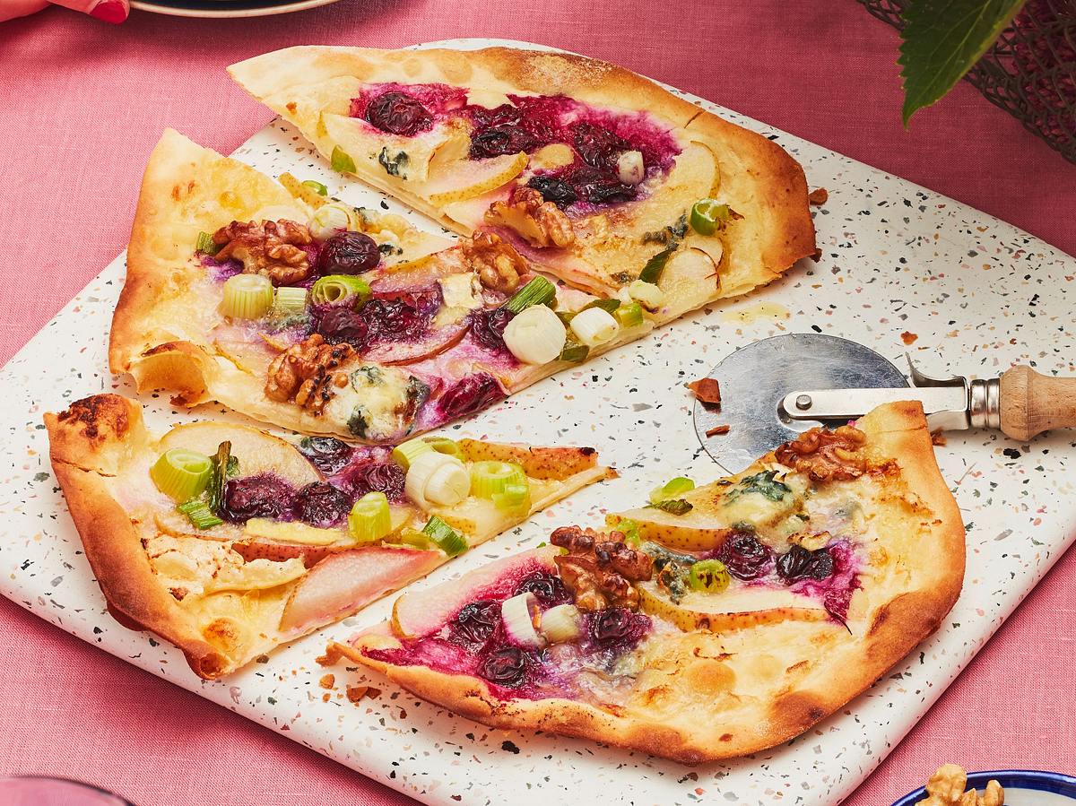 Blitz-Flammkuchen mit Birnen, Blaubeeren und Gorgonzola Rezept