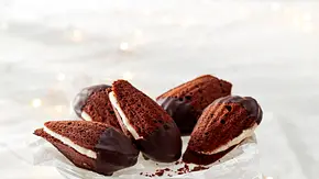 Gefüllte schoko Madeleines mit einer weißen Creme - Foto: LECKER @ Bauer Media Group