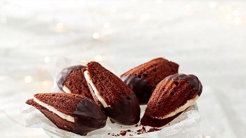 Gefüllte schoko Madeleines mit einer weißen Creme - Foto: LECKER @ Bauer Media Group