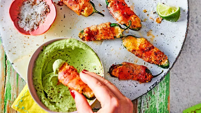 Käse-Jalapeños im Speckmantel und eine Schale mit Avocado-Dip - Foto: LECKER @ Bauer Media Group Käse-Jalapeños im Speckmantel und eine Schale mit Avocado-Dip - Foto: LECKER @ Bauer Media Group
