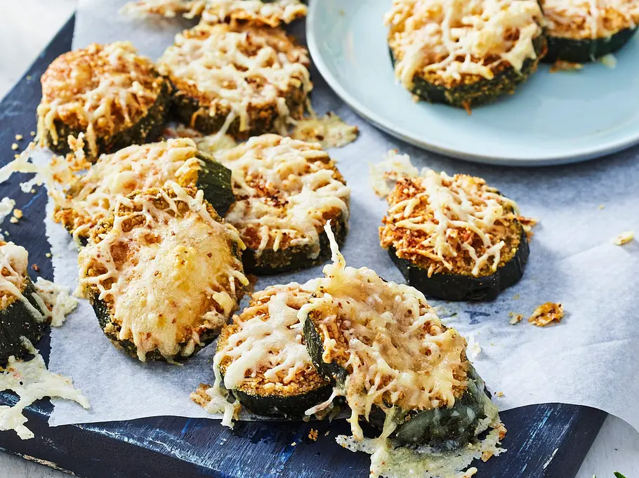 Überbackene Zucchini-Scheiben Rezept Zucchinischeiben mit Käse im Airfryer überbacken.
