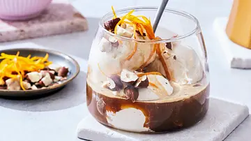 Ein Glas gefüllt mit Eis, Espresso, Haselnussstücken, Orangenschalen und einem Löffel. - Foto: LECKER @ Bauer Media Group Ein Glas gefüllt mit Eis, Espresso, Haselnussstücken, Orangenschalen und einem Löffel. - Foto: LECKER @ Bauer Media Group