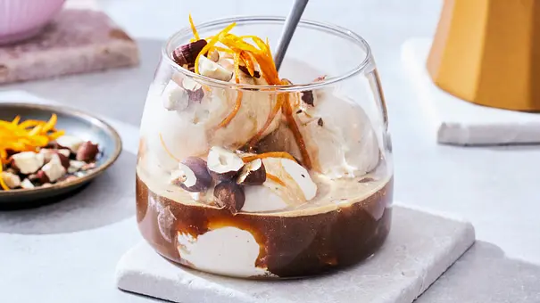 Vanille-Eis und Espresso in einem Glas serviert - Foto: LECKER @ Bauer Media Group Vanille-Eis und Espresso in einem Glas serviert - Foto: LECKER @ Bauer Media Group