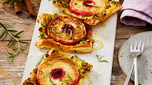 Süße Mini-Apfelpizzas mit Honig aus Blätterteig - Foto: LECKER @ Bauer Media Group Süße Mini-Apfelpizzas mit Honig aus Blätterteig - Foto: LECKER @ Bauer Media Group