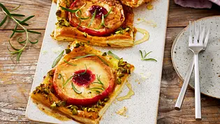 Süße Mini-Apfelpizzas mit Honig aus Blätterteig - Foto: LECKER @ Bauer Media Group Süße Mini-Apfelpizzas mit Honig aus Blätterteig - Foto: LECKER @ Bauer Media Group