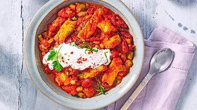 Gyros-Chili One-Pot mit würzigem Gyrosfleisch, Kidneybohnen, Mais und Paprika in einer tomatigen Sauce, serviert in einer Schale mit einem Klecks Joghurt und frischen Kräutern. - Foto: LECKER @ Bauer Media Group