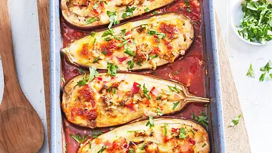 Gefüllte Auberginen „Schinken-Käse-Style“ in Tomatensoße  - Foto: LECKER @ Bauer Media Group
