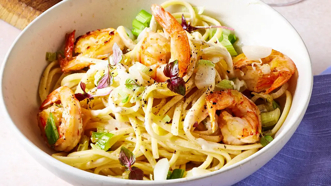 Eine weiße Schüssel mit Spaghetti, Garnelen und Kräutern.  - Foto: LECKER @ Bauer Media Group