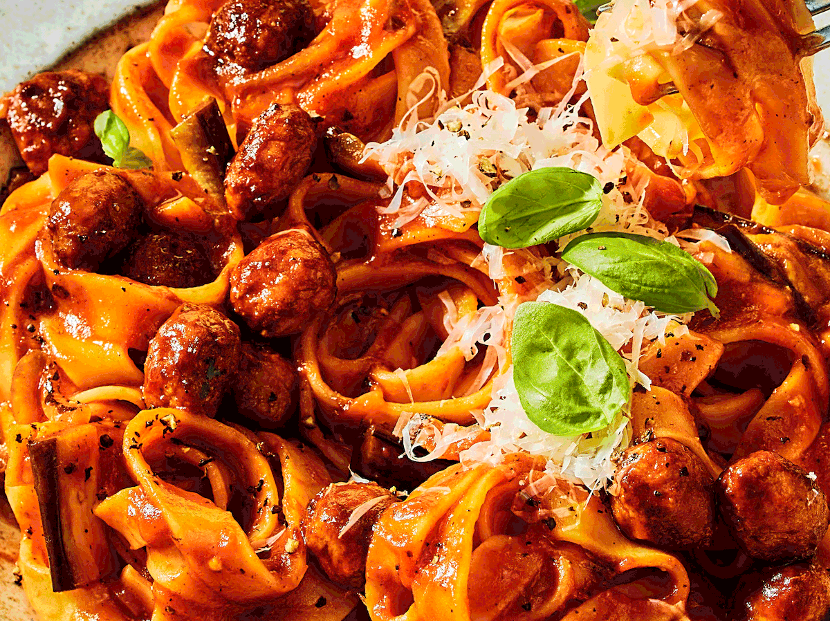 Pappardelle mit Auberginen-Tomaten-Ragout und Fleisch Rezept